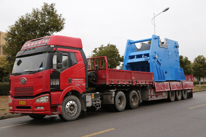 冰球突破1500T/H大型鄂式破碎机出厂交付