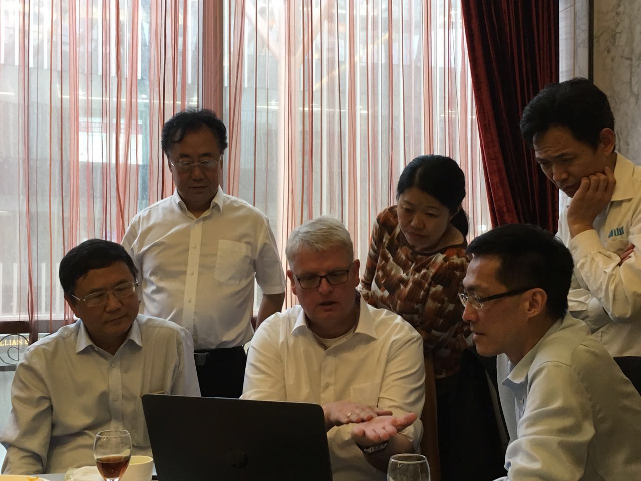 ¹˹˾ˮԺ쵼ݰٱͻƹɷݲι۽