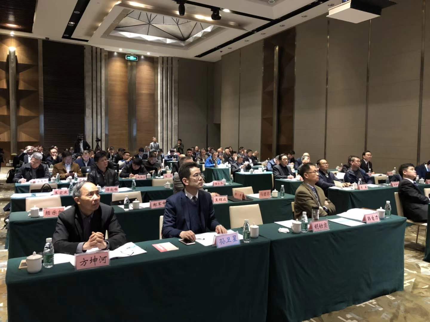 冰球突破股份出席铁路工程高品质机制砂制造技术交流大会并发表主题演讲